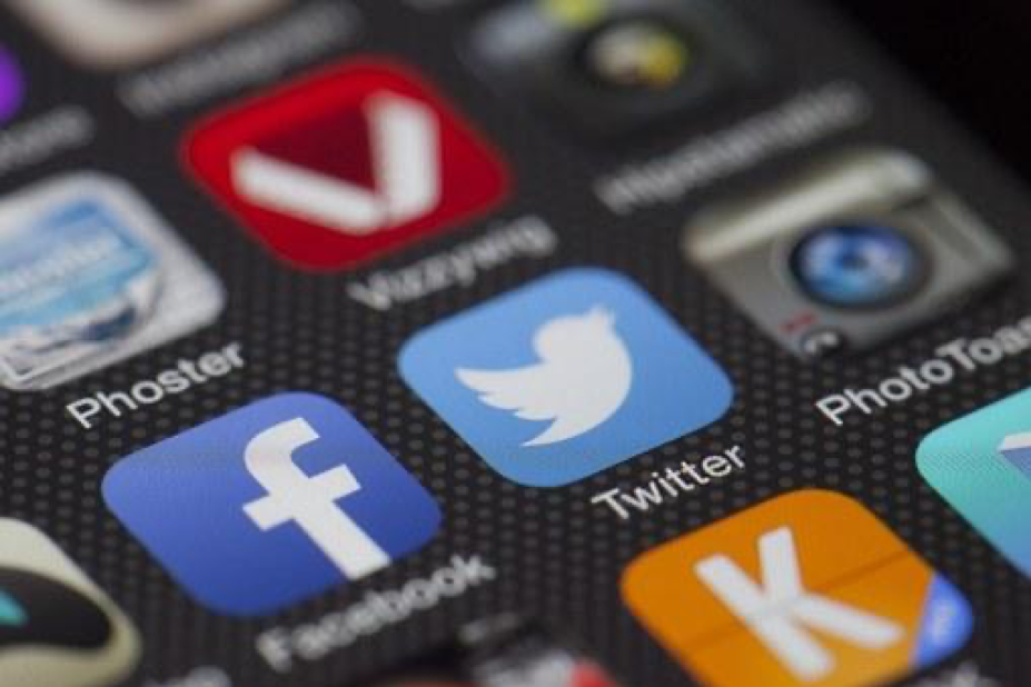 Twitter v Británii bojuje proti 5G konšpirácii vyskakovacím oknom